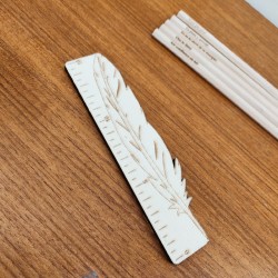 Règle en bois 15 cm plume